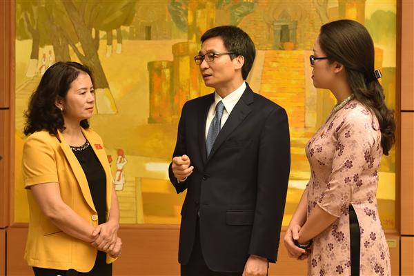 Phó Thủ tướng Vũ Đức Đam trao đổi với đại biểu Quốc hội về vấn đề bỏ biên chế giáo viên. Ảnh: VGP/Nhật Bắc