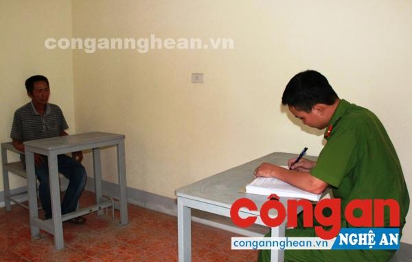 Công an huyện Hưng Nguyên lấy lời khai đối tượng mua bán trái phép chất ma túy