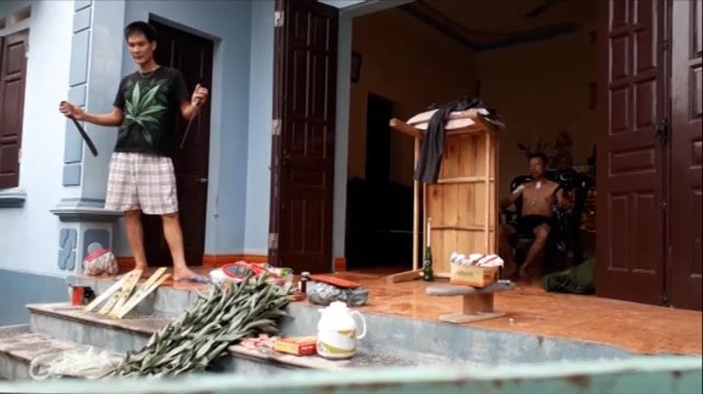 Đối tượng Nguyễn Phi Trường xông vào dùng dao khống chế, đe dọa, khi anh Thanh sang nhà Trường