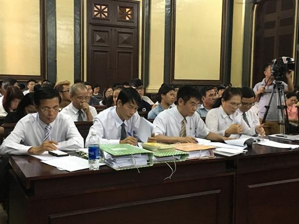 Các luật sư bào chữa cho bị cáo Nga và Dung