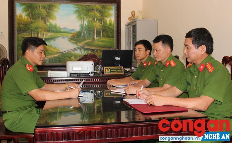Phòng Cảnh sát Thi hành án hình sự và Hỗ trợ tư pháp bàn kế hoạch phối hợp truy bắt đối tượng truy nã