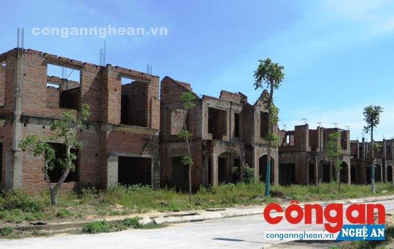 Những căn nhà xây thô bị bỏ hoang trong nhiều năm