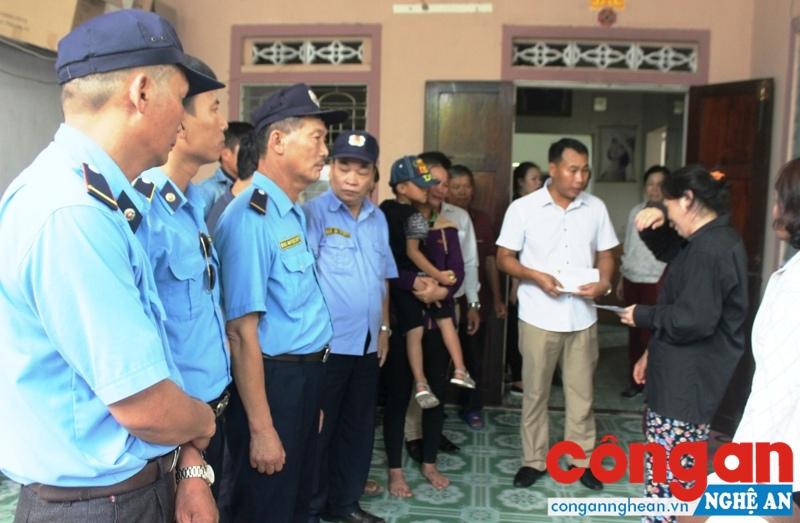 Công ty Bảo An trao số tiền quyên góp cho vợ ông Lô Minh Hương.