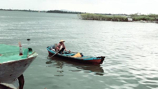 Người vợ, người mẹ lúc nào cũng đợi chờ ngoài cửa biển đón chồng, con trở về.