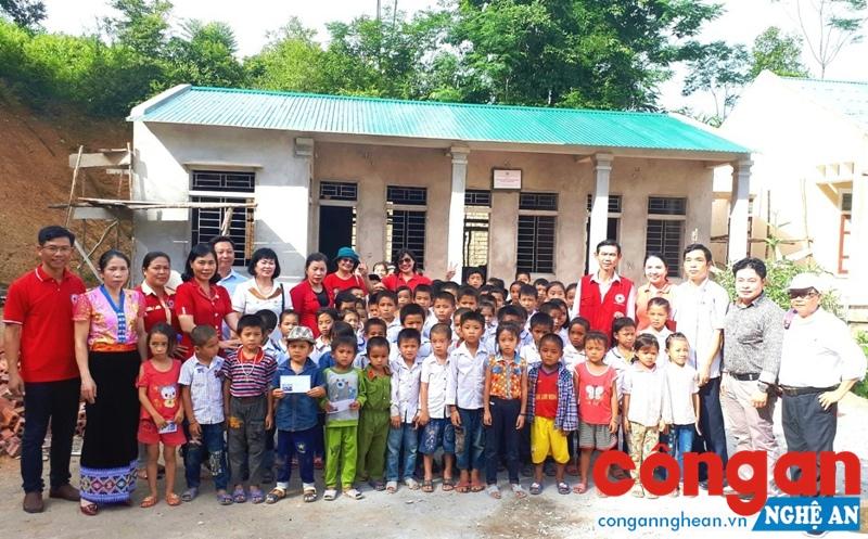 Trao quà cho học sinh Trường Tiểu học Nhôn Mai