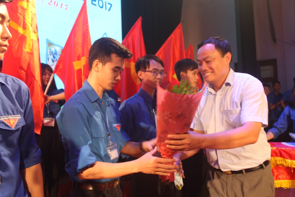 Phó Bí thư Tỉnh đoàn Phạm Ngọc Cảnh tặng hoa chúc mừng các đội tình nguyện
