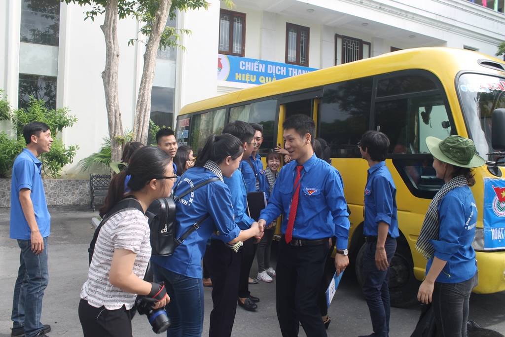 Bí thư Đoàn trường dặn dò các tình nguyện viên trước lúc lên đường