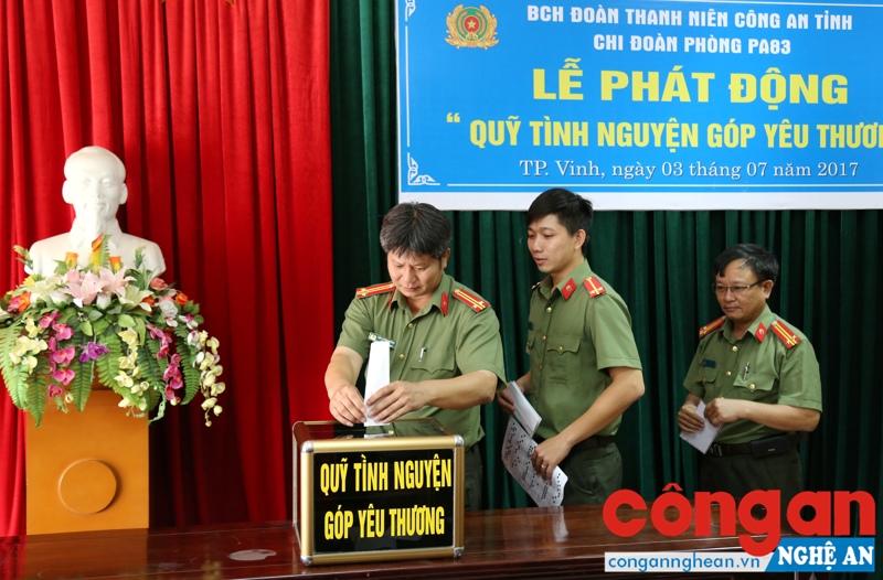 Các đại biểu, lãnh đạo phòng và cán bộ, đoàn viên trong đơn vị quyên góp
