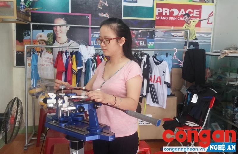 Sau khi không xin được việc làm đúng ngành nghề đào tạo, em Lô Thị Thúy Nga mở cửa hàng bán quần áo