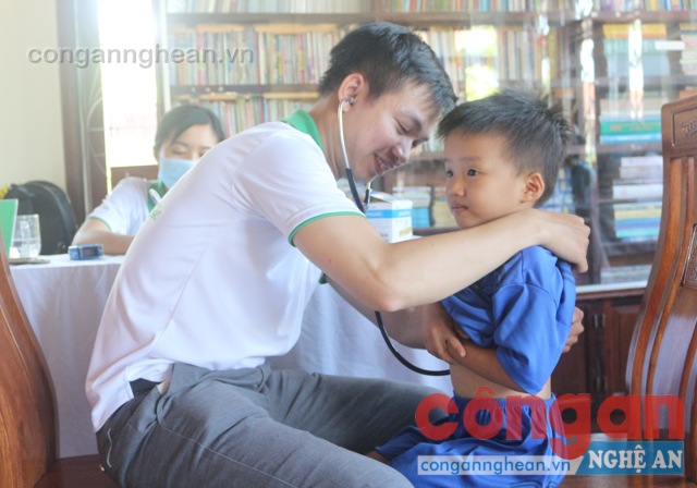 Khám và phát thuốc miễn phí cho trẻ em làng SOS