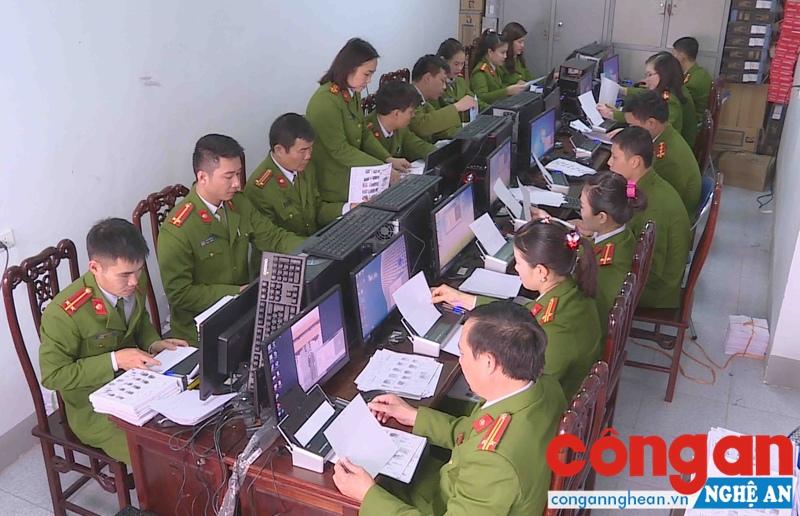Cán bộ, chiến sỹ Phòng Cảnh sát QLHC về TTXH quét và nhập chỉ bản căn cước công dân vào tàng thư điện tử
