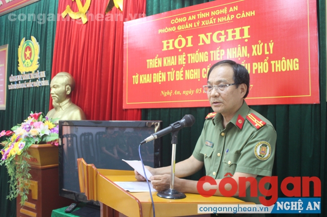 Đồng chí Thượng tá Trần Quốc Tuấn - Phó trưởng Phòng 3 Cục Quản lý xuất nhập cảnh hướng dẫn quy trình thực hiện Chương trình tiếp nhận Tờ khai điện tử đề nghị cấp hộ chiếu cho Phòng PA72