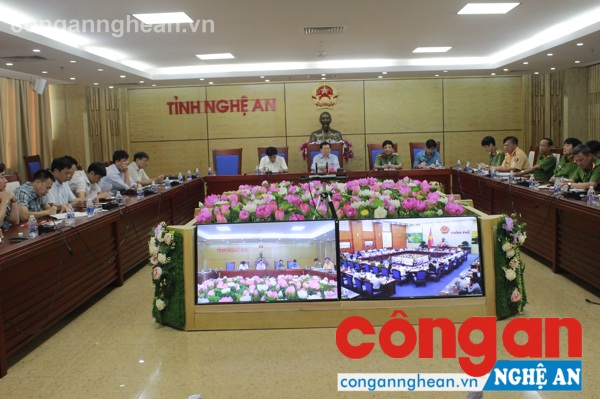 Toàn cảnh hội nghị trực tuyến tại điểm cầu Nghệ An