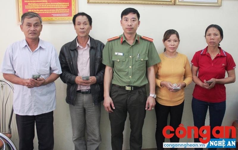 Cán bộ Phòng An ninh điều tra trao trả ngoại tệ cho lao động là bị hại trong vụ án tổ chức đưa người khác trốn đi nước ngoài