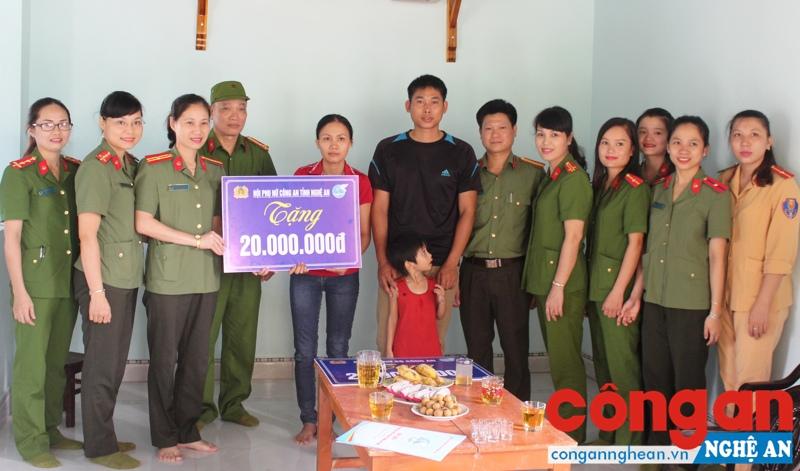 Hội Phụ nữ Công an tỉnh hỗ trợ hội viên có hoàn cảnh khó khăn
