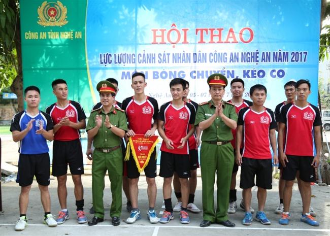 Đại tá Nguyễn Mạnh Hùng và Thượng tá Nguyễn Đức Hải, Phó Giám đốc Công an tỉnh trao Giải Nhất nội dung bóng chuyền cho Đội liên quân Cảnh sát quản lí hành chính.