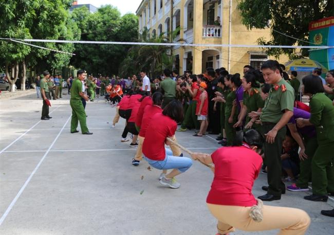 Các vận động viên tham gia nội dung kéo co