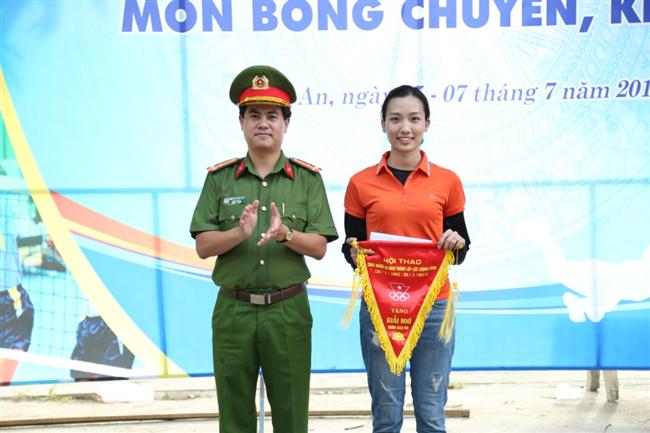 Trao giải Nhì nội dung kéo co