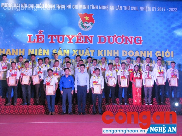 Đồng chí Lê Xuân Đại- Ủy viên BTV Tỉnh ủy, PCT thường trực UBND tỉnh và đồng chí Phạm Tuấn Vinh- Ủy viên BCH TW Đoàn, Bí thư Tỉnh đoàn trao danh hiệu SXKD giỏi cho 29 thanh niên tại lễ tuyên dương