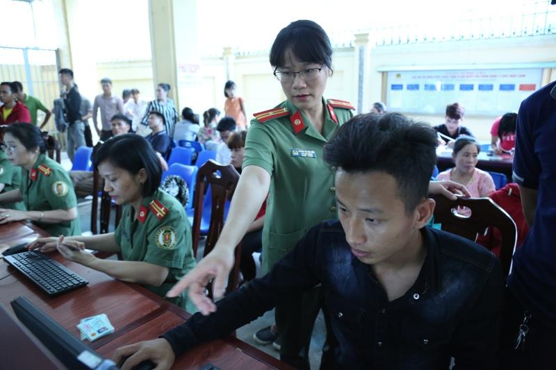 Cán bộ phòng QLXNC đang hướng dẫn cho công dân kê khai qua tờ khai điện tử