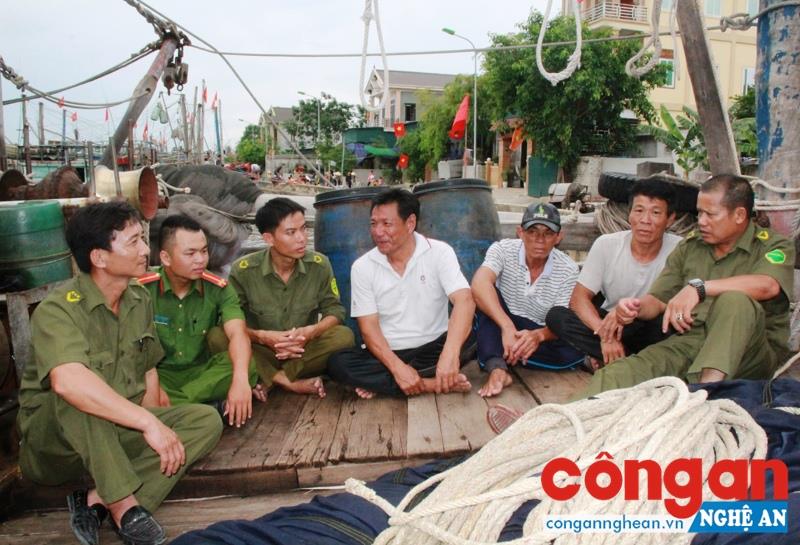 Lực lượng Công an các cấp tích cực tuyên truyền bà con ngư dân chấp hành quy định pháp luật