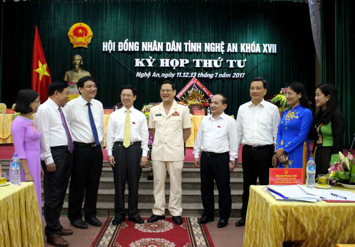 Các đại biểu trao đổi tại phiên khai mạc