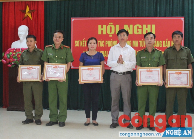 vì có thành tích xuất sắc trong công tác phòng chống ma túy 6 tháng đầu năm và Tháng hành động phòng chống ma túy.