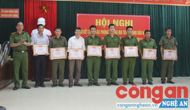 Đồng chí Mai Hồng Hà tặng giấy khen của Chủ tịch UBND huyện cho cá nhân có thành tích xuất sắc trong công tác phòng chống ma túy 6 tháng đầu năm và Tháng hành động phòng chống ma túy.