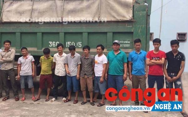 Các đối tượng đánh bạc bị bắt trong vụ án