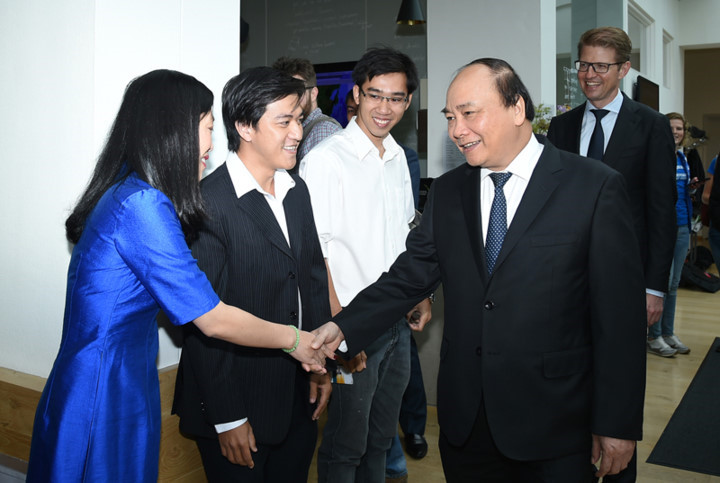 Đến thăm Đại học Wageningen và Trung tâm Nghiên cứu (WUR) vào sáng 10/7, giờ địa phương (tức chiều 10/7, giờ Việt Nam), Thủ tướng đã nói chuyện với các sinh viên, nghiên cứu sinh Việt Nam đang theo học tại Đại học Wageningen. Thủ tướng mong muốn các em sinh viên nỗ lực học tập, nghiên cứu để có kiến thức về xây dựng quê hương đất nước vì Việt Nam đang chịu tác động của biến đổi khí hậu, lại là nước sản xuất nông nghiệp có nhiều vấn đề đang đặt ra.  (Ảnh: Chinhphu.vn)