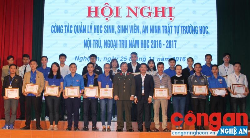 Tặng Giấy khen cho các điển hình trong công tác quản lý học sinh, sinh viên, ANTT trường học năm học 2016 - 2017