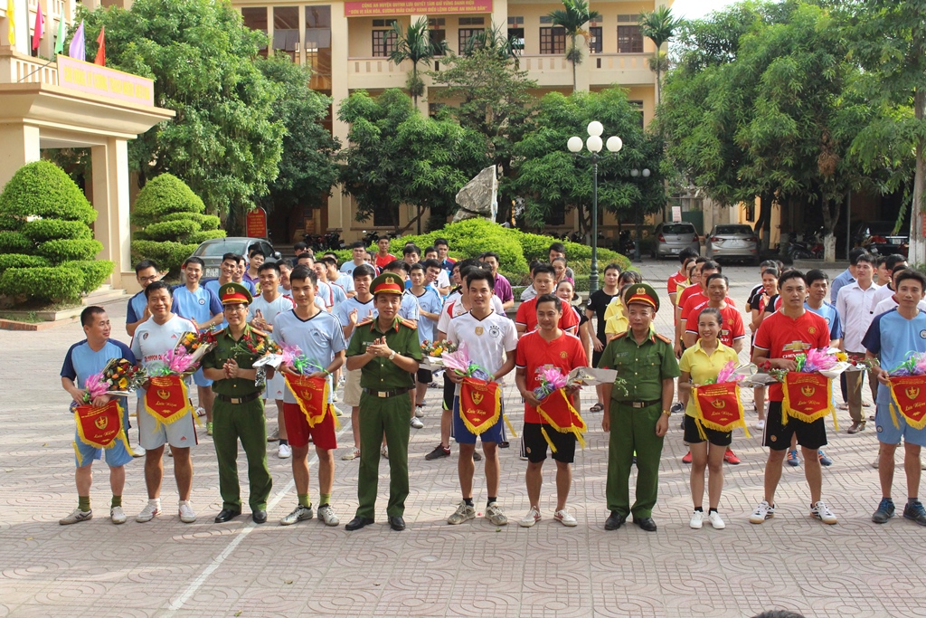 Lãnh đạo Công an huyện Quỳnh Lưu tặng hoa và cờ lưu niệm cho các đội thi đấu
