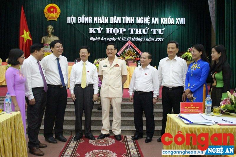 Các đại biểu trao đổi bên lề Kỳ họp
