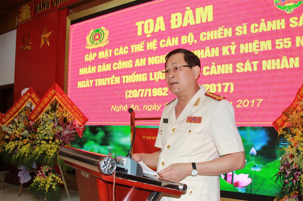 Đồng chí Đại tá Nguyễn Hữu Cầu, Ủy viên BTV Tỉnh ủy, Bí thư Đảng ủy, Giám đốc Công an Nghệ ghi nhận đánh giá cao những cống hiến của lực lượng CSND Công an tỉnh trong 55 năm qua. 