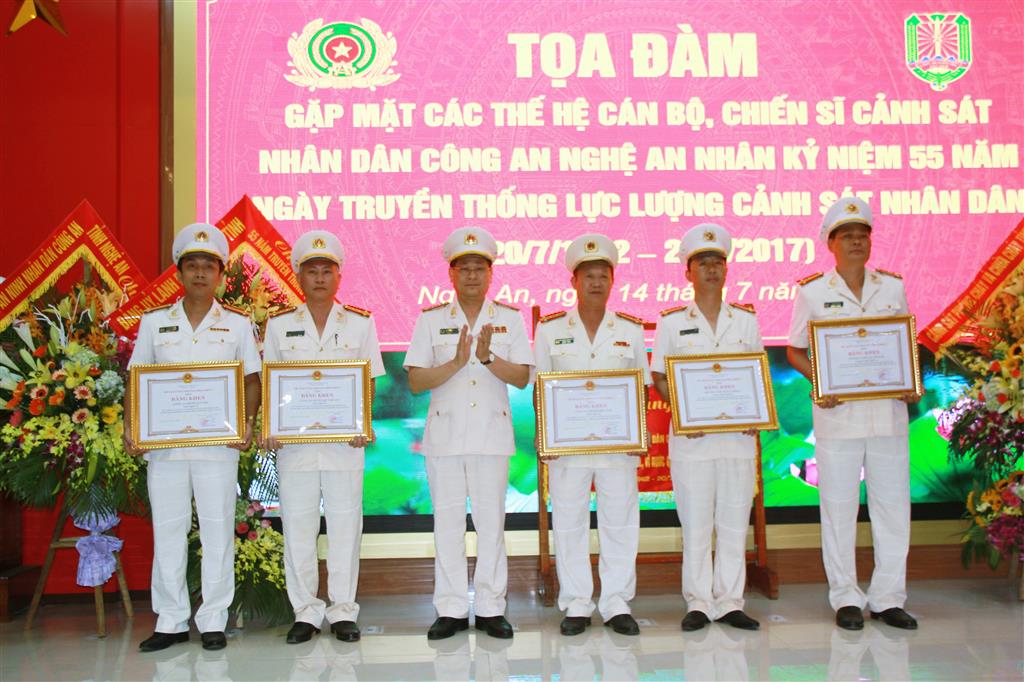 Thừa ủy quyền, Đồng chí Đại tá Nguyễn Hữu Cầu, Ủy viên BTV Tỉnh ủy, Bí thư Đảng ủy, Giám đốc Công an Nghệ An  trao Bằng khen của Chủ tịch UBND tỉnh Nghệ An cho các tập thể, cá nhân
