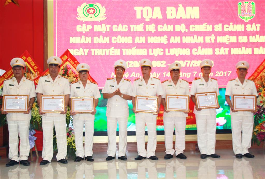 Đồng chí Đại tá Hồ Văn Tứ, Phó Bí thư Đảng ủy, Phó Giám đốc Công an Nghệ An trao Giấy khen của Giám đốc Công an tỉnh cho các tập thể