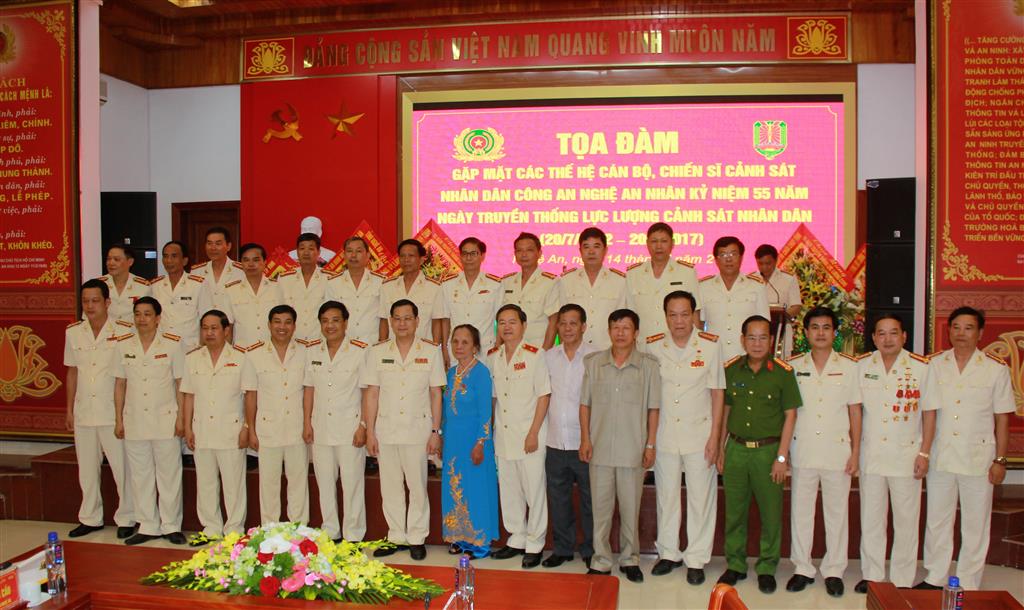 Các đại biểu chụp ảnh lưu niệm