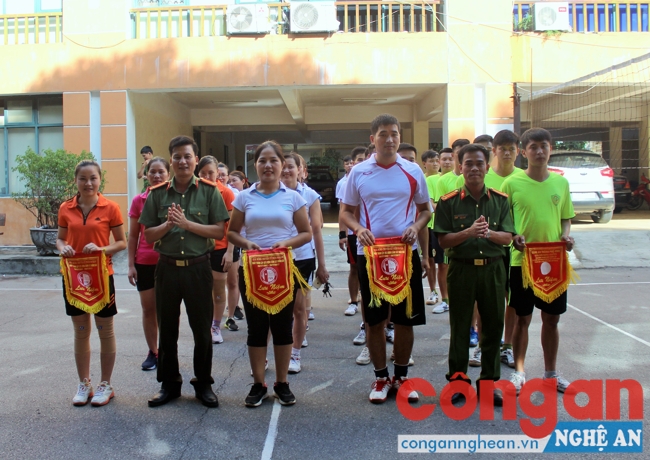 Lãnh đạo các đơn vị tặng cờ lưu niệm cho cầu thủ