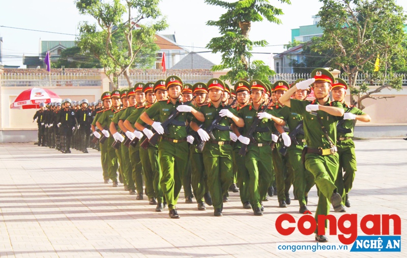 Trải qua 55 năm xây dựng, chiến đấu và trưởng thành, lực lượng Cảnh sát nhân dân Công an Nghệ An ngày càng bản lĩnh và tinh nhuệ, thực sự là “cú đấm thép”, góp phần đảm bảo trật tự an toàn xã hội trên địa bàn (Trong ảnh: Các đơn vị Cảnh sát Quản lý hành chính về Trật tự xã hội, Thi hành án hình sự và Hỗ trợ tư pháp tham gia Hội thi điều lệnh, võ thuật Công an nhân dân do Công an Nghệ An tổ chức) - Ảnh: Minh Khôi