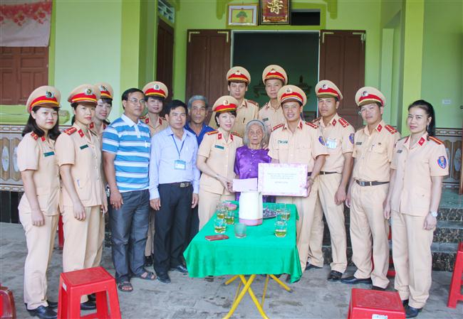 Thăm mẹ VNAH Nguyễn Thị Năm, 91 tuổi, Thanh Lĩnh, Thanh Chương