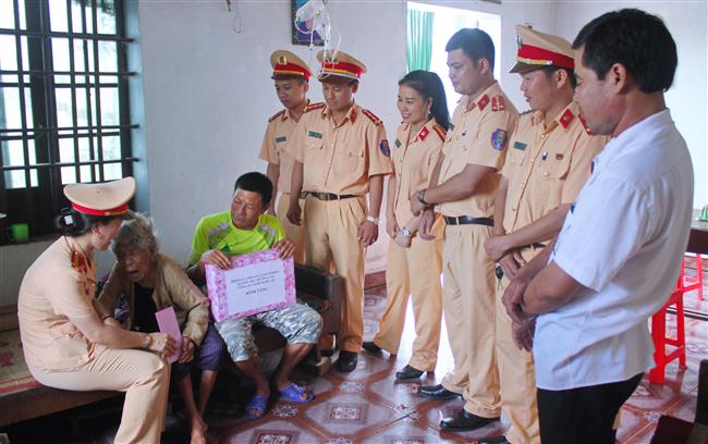 Thăm mẹ Cao Thị Nhỏ, 103 tuổi, Diễn Thọ, Diễn Châu