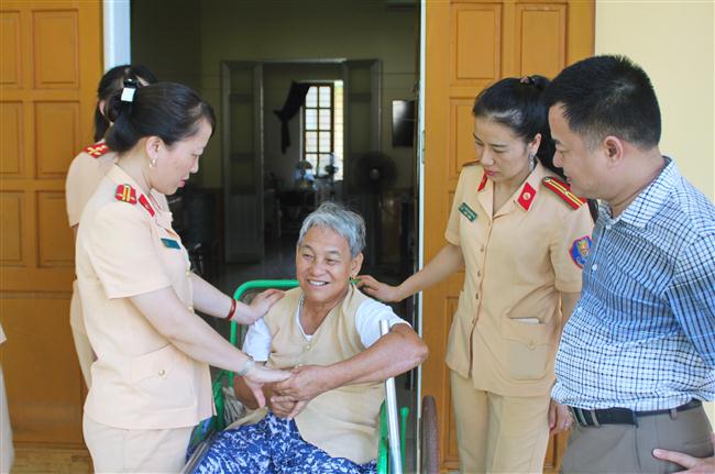 Thăm hỏi, động viên các Thương bệnh binh tại Trung tâm