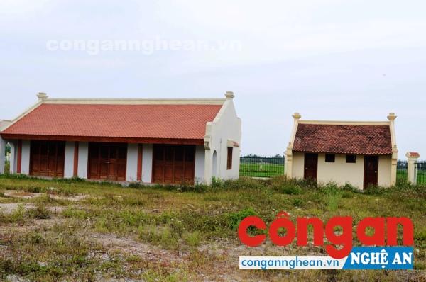 Dãy nhà tiếp đón khách cỏ dại mọc um tùm