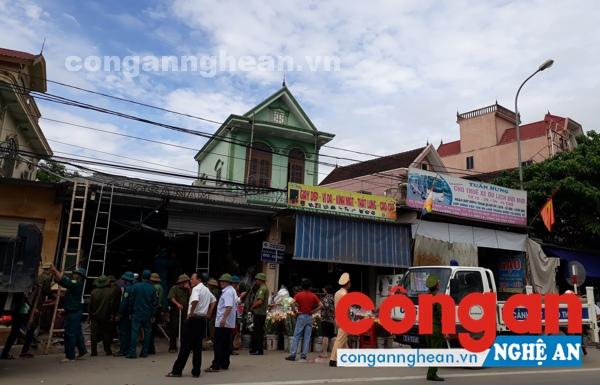 Đội Cảnh sát Giao thông Công an huyện Nam Đàn phối hợp với các lực lượng chức năng giải tỏa lấn chiếm lòng, lề đường