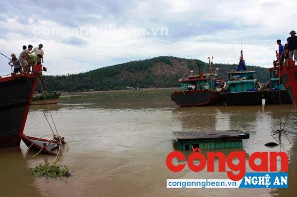Lực lượng cứu hộ, cứu nạn Bộ đội Biên phòng tỉnh trục vớt tàu thuyền bị chìm tại vùng biển Cảng Cửa Lò