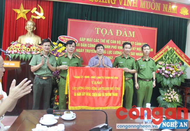 Lãnh đạo Công an thành phố Vinh nhận bức trướng chúc mừng 55 năm ngày Truyền thống lực lượng CSND của Thành ủy, HĐND, UBND TP Vinh