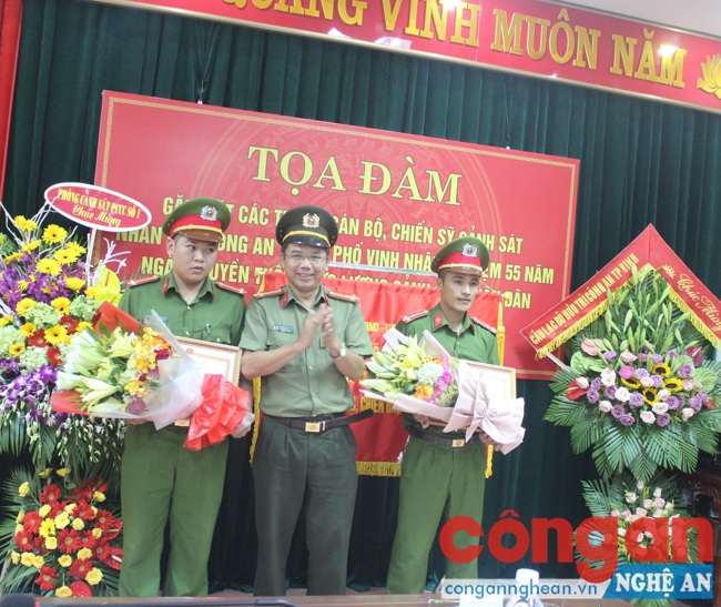 Đ/C Trung tá Nguyễn Văn Hùng, Trưởng phòng PX15 thừa ủy quyền Giám đốc Công an tỉnh trao tặng Giấy khen của Giám đốc Công an tỉnh cho 2 đồng chí là cán bộ của Công an TP Vinh