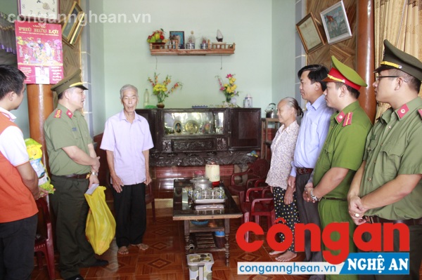 Thăm hỏi, trao tặng quà cho các gia đình chính sách, TBB, gia đình liệt sỹ tại xã Hùng Sơn, Anh Sơn