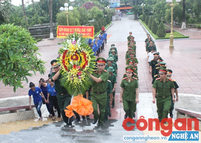 Các đơn vị dâng hoa, dâng hương tưởng nhớ công lao của các anh hùng liệt sĩ