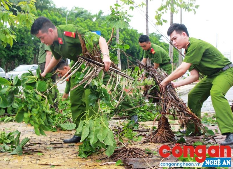 Lực lượng Công an khắc phục hậu quả bão số 2 tại TP Vinh